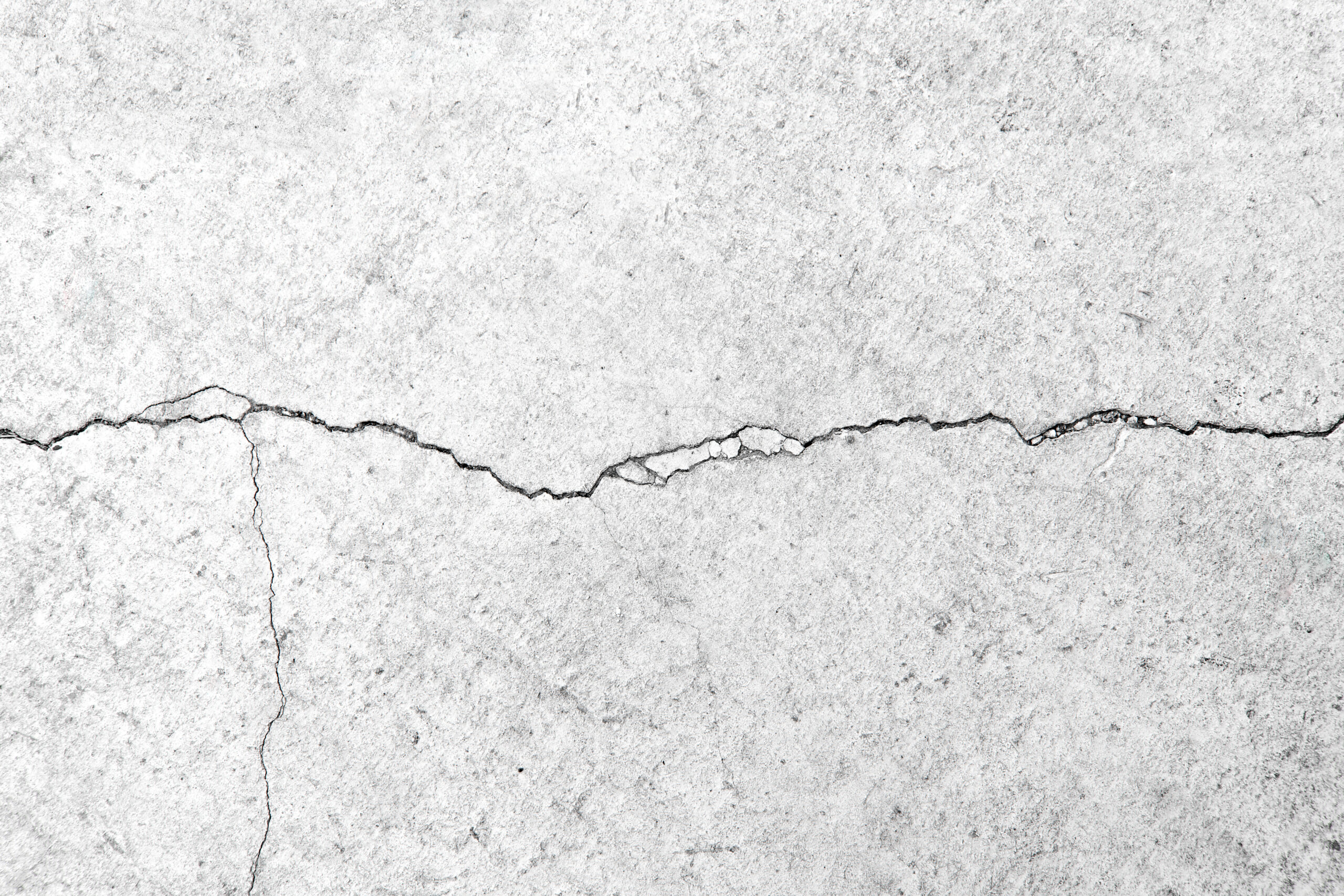 Risse in einer Betonwand